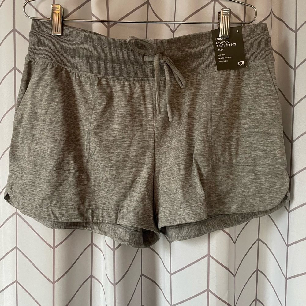 NWT Women’s GapFit Brushed Tech Jersey Short - Size L